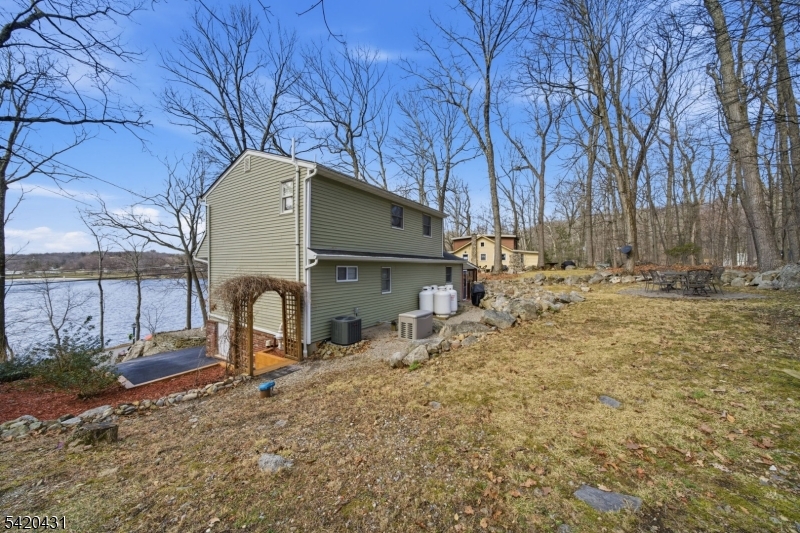 BACKYARD WITH LAKEVIEWS!