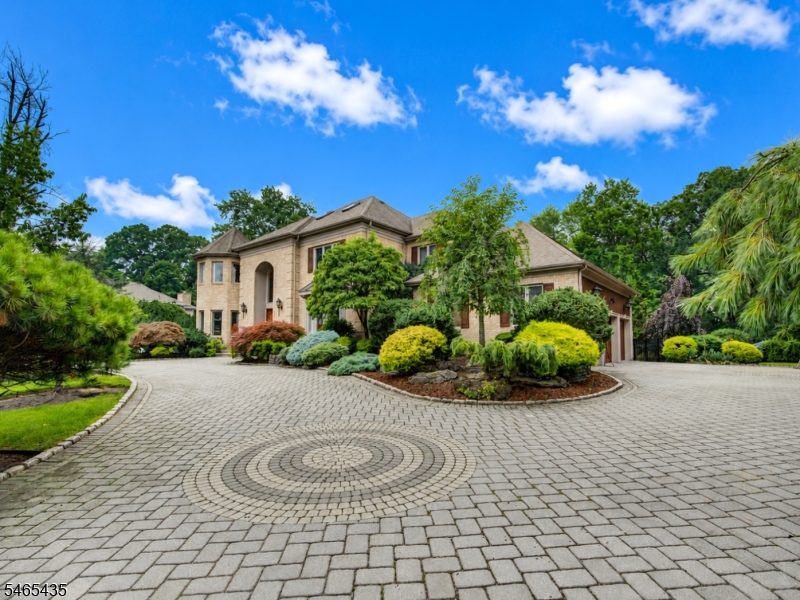 34 Jarombek Dr