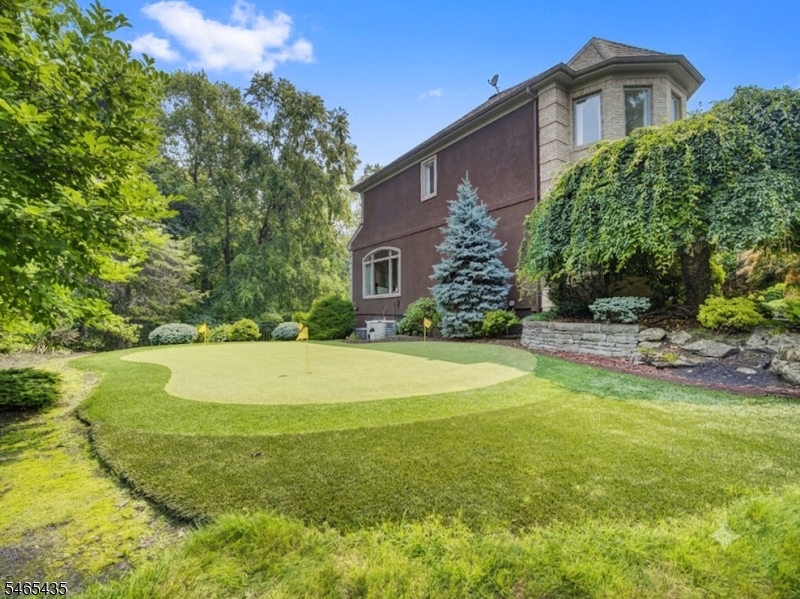 34 Jarombek Dr