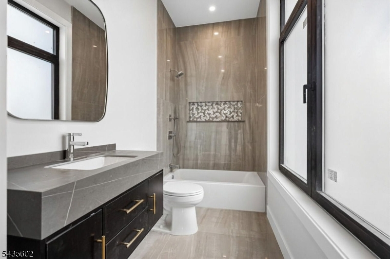 Beautiful Full Bath
