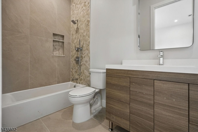 Beautiful Full Bath