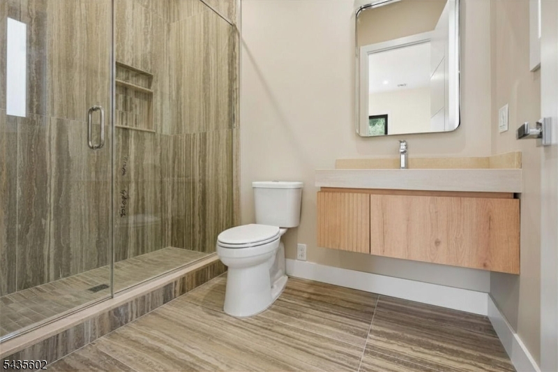 Beautiful Full Bath