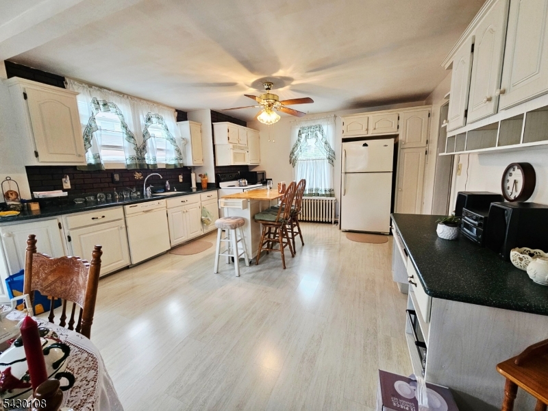 UNIT 1 OVERSIZED KITCHEN