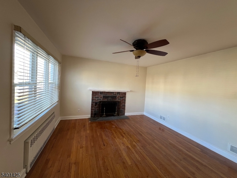 Living room w/Fireplace