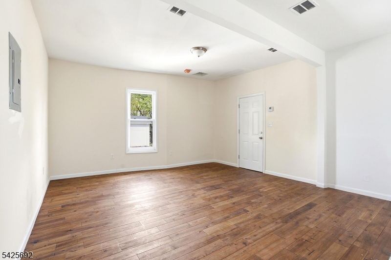 HIGH CEILINGS!