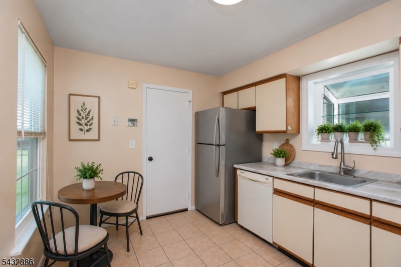 Eat-in Kitchen