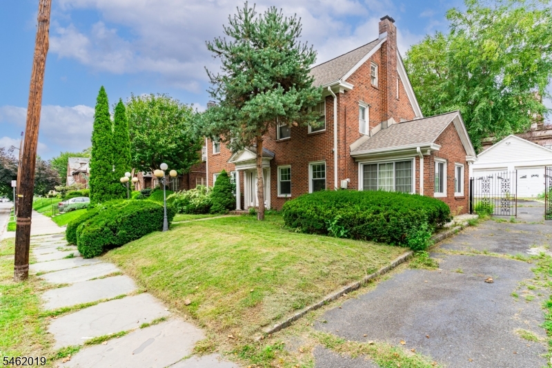 523 Lake St