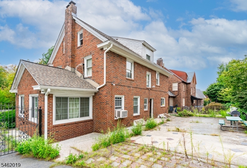 523 Lake St