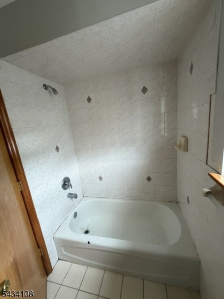 Master bedroom Bath Tub