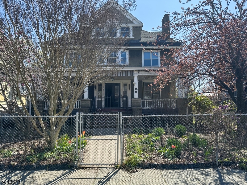 86 Hawthorne Ave