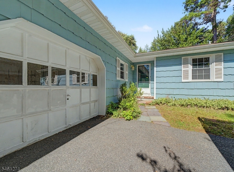 2 Arlyn Ln