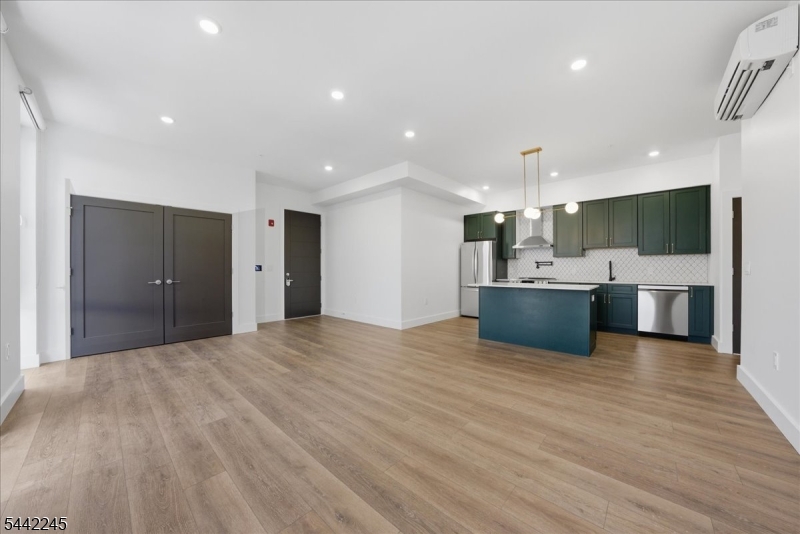21 Lincoln Park 302