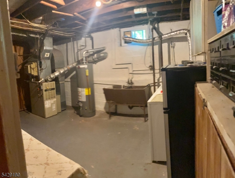 laundry room/washer/dryer/sink