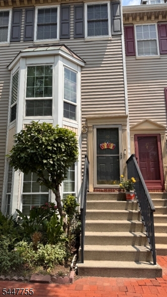 40 Holly St