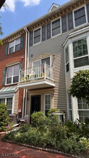 40 Holly St