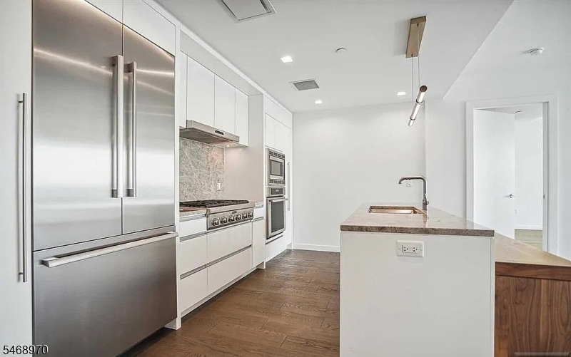 320 Adolphus Ave 421