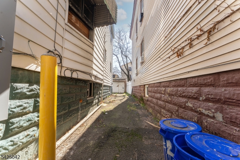alley