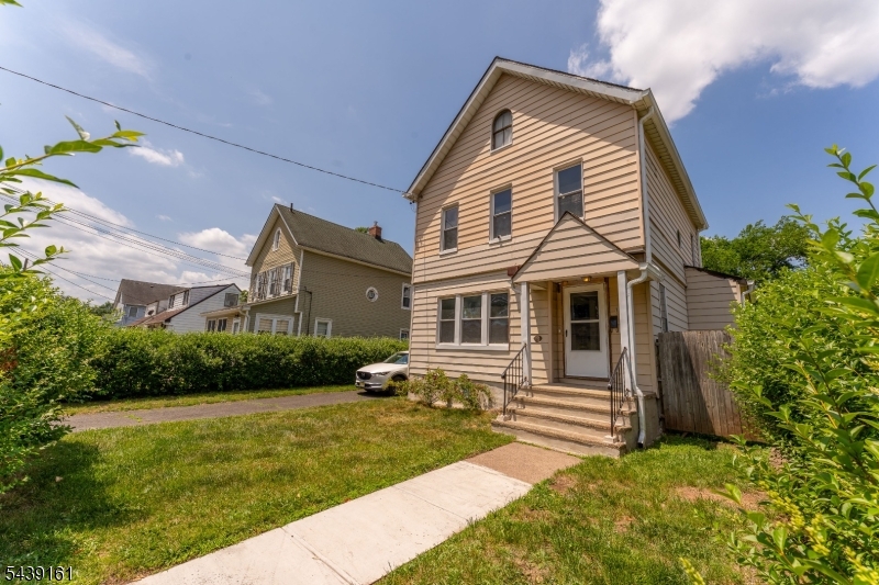 1132 W 3rd St