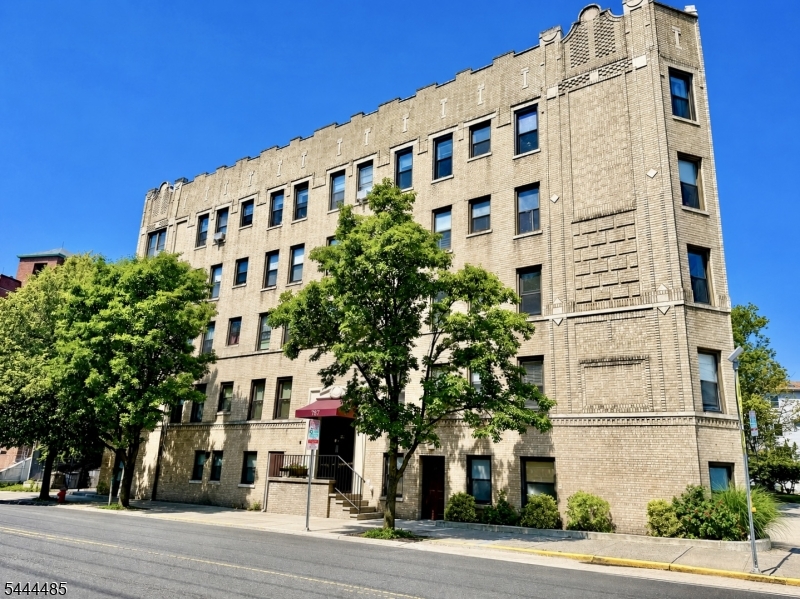 787 Summit Ave 11