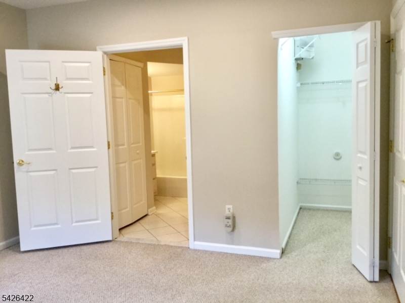 2nd br w/walk-in closet