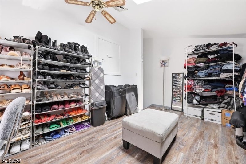 walk-in-closet