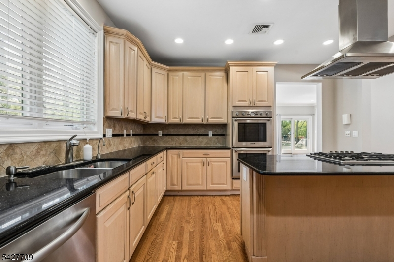Eat-In Kitchen