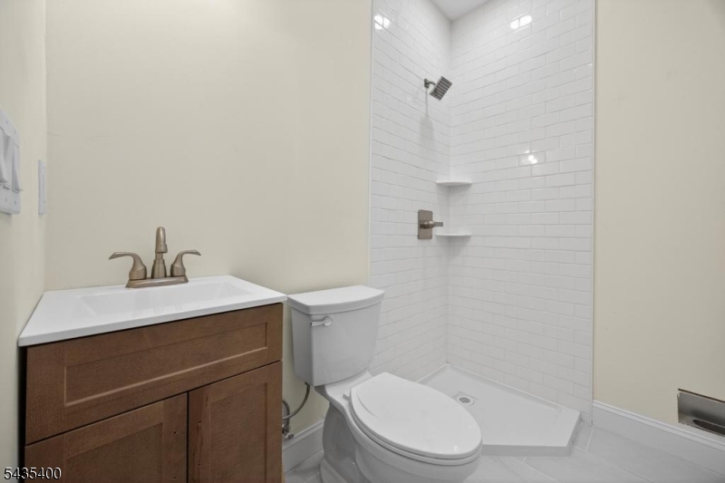 1ST FLOOR MAIN BATH