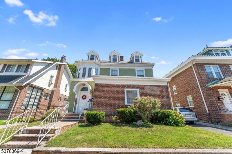 78 Girard Pl