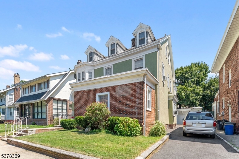 78 Girard Pl
