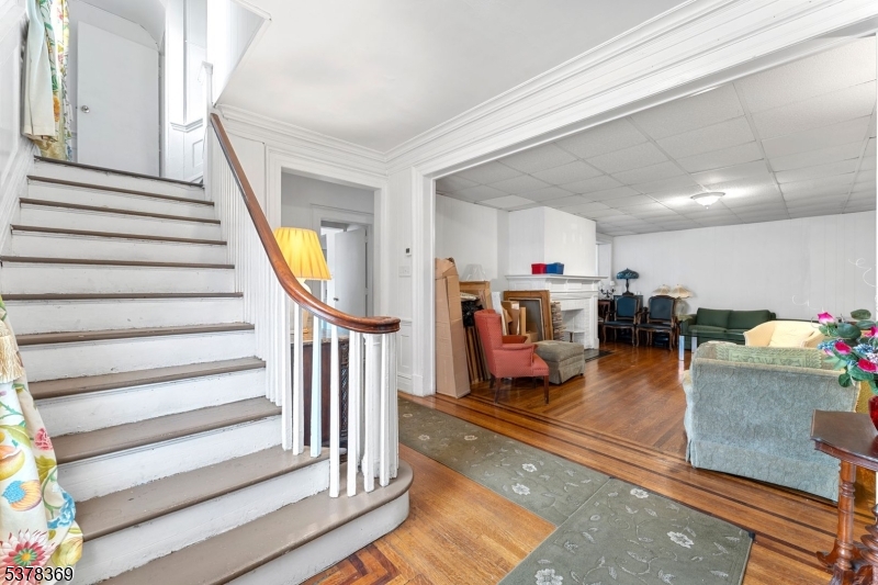 78 Girard Pl