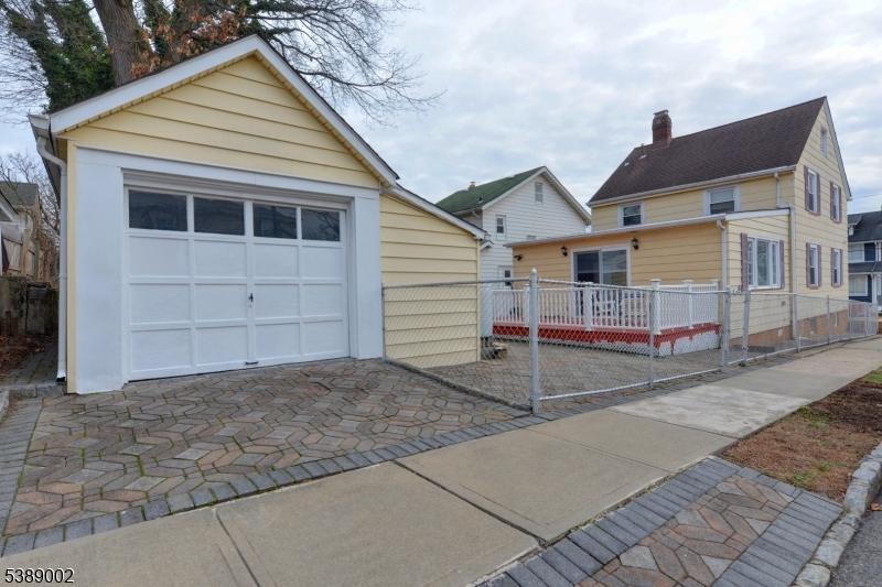 Detached garage