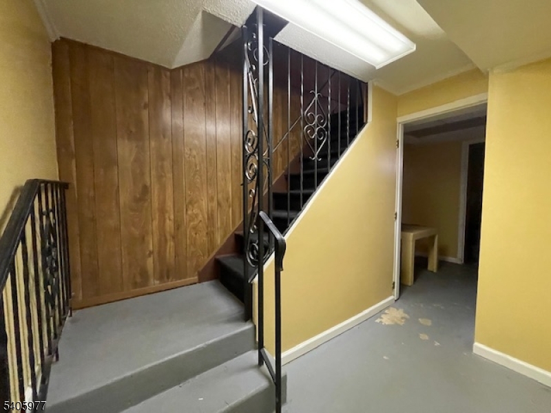 Access to bsmt from 1st fl