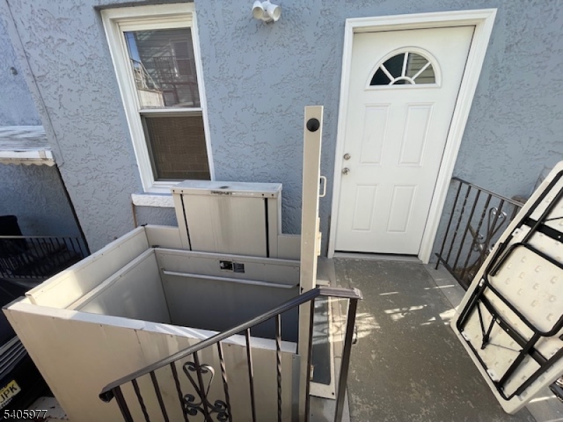 Handicap accessible to 1st fl