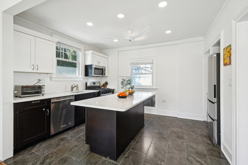 Gourmet Eat-in Kitchen