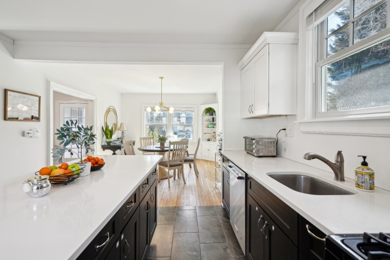 Gourmet Eat-in Kitchen