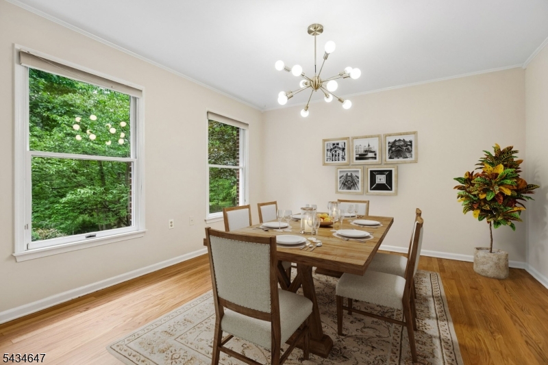 VIRTUALLY STAGED -DINING RM