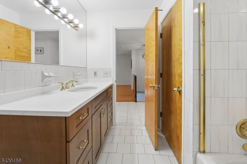 Main Hallway Bath #2