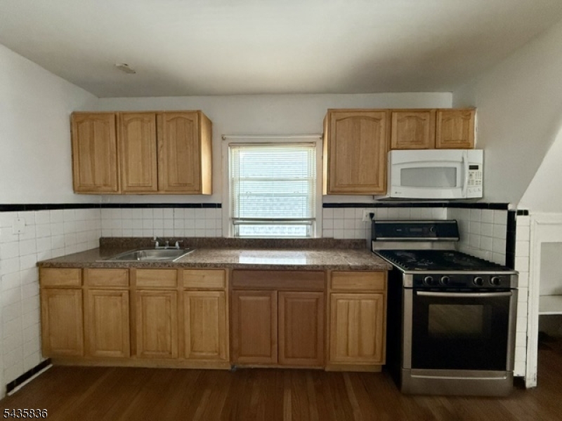 Kitchen Photo 2