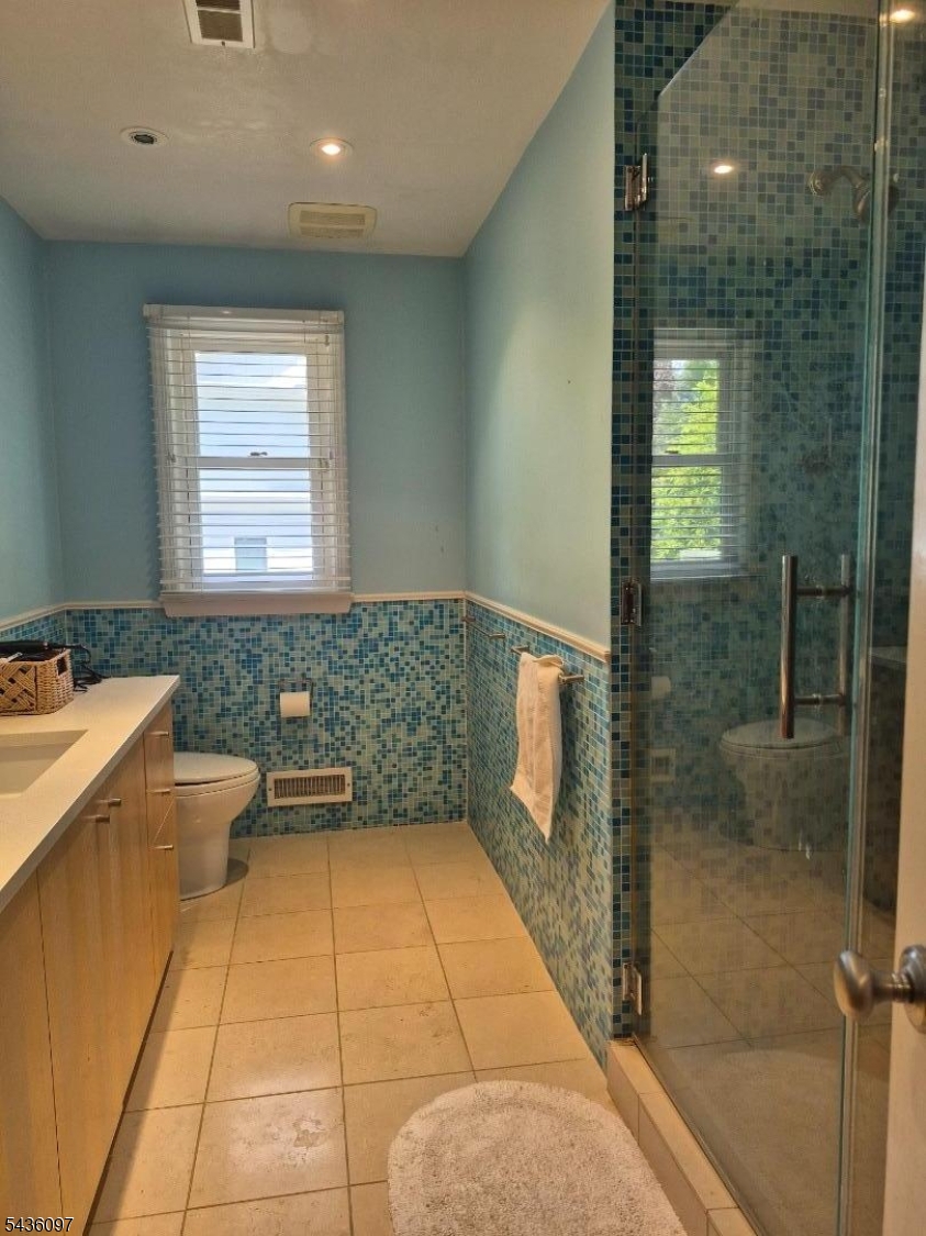 hallway bath for beds 3, 4, 5
