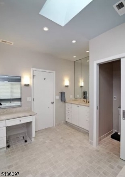 primary bath w laundry
