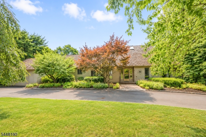 8 Woods Ln