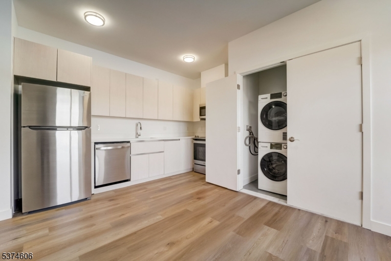 Kitchen/WD In Unit