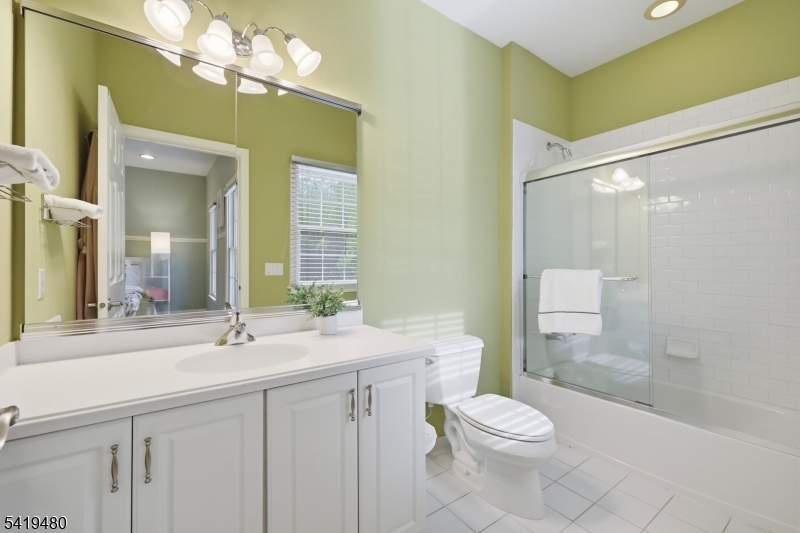 BR2 en-suite bathroom