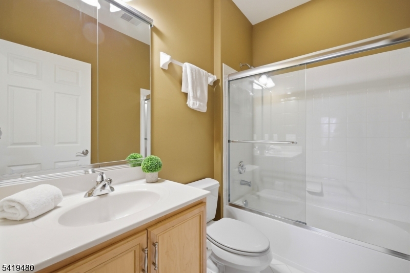 BR3 en-suite bathroom