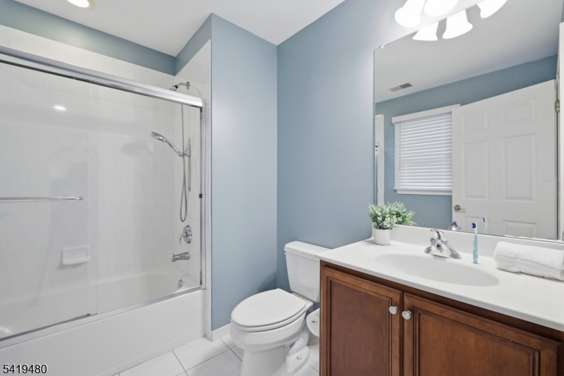 BR4 en-suite bathroom