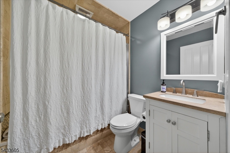Updated tub/shower bthrm