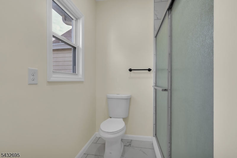 FULL BATHROOM #1