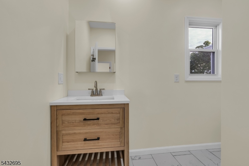 FULL BATHROOM #1
