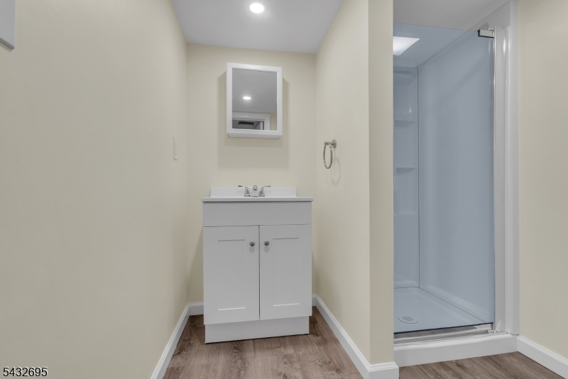 FULL BATHROOM #2