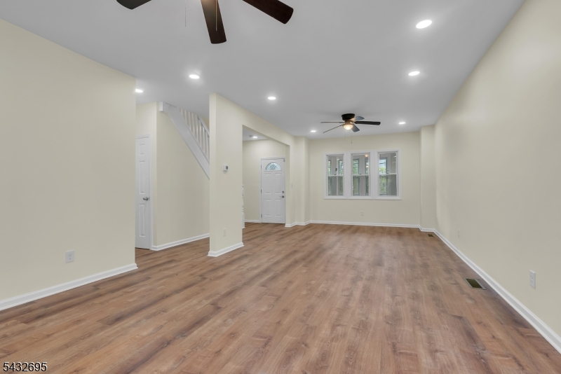 LIVING/DINING AREA